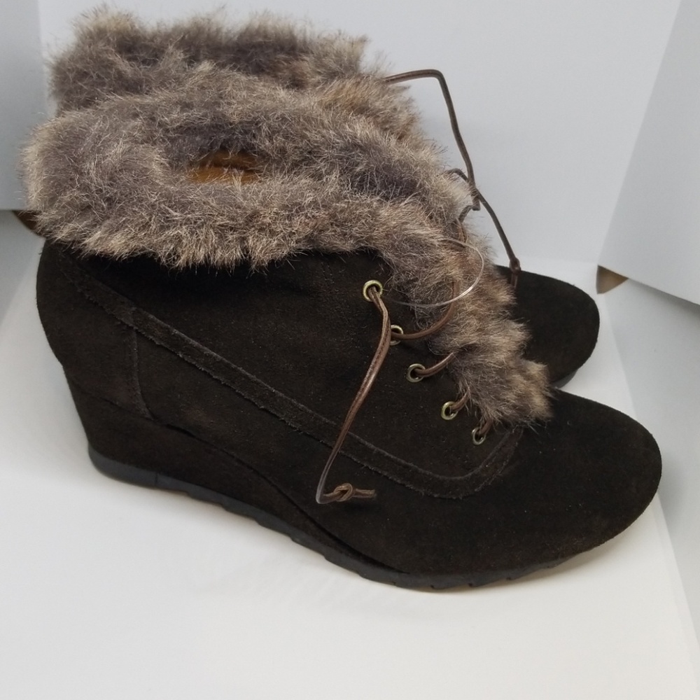 NWOT Earthies seriph fur trim lace booties 7.5B